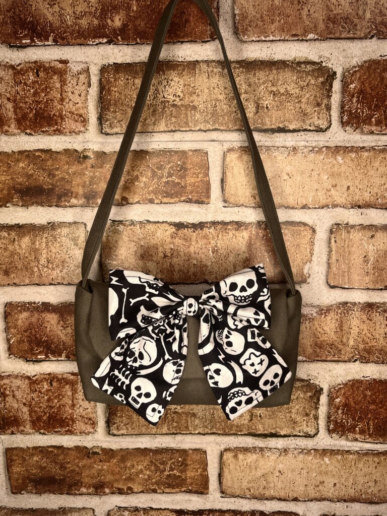Olive green mini shoulder bag with skull bow
